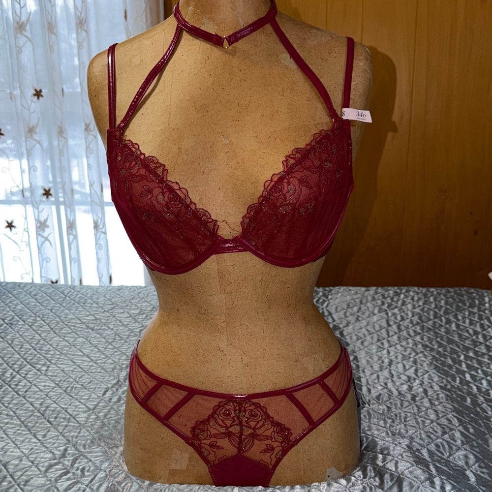VICTORIA SECRET Very Sexy
Midnight Affair Embroidery Low-Cut Demi Bra & thongs